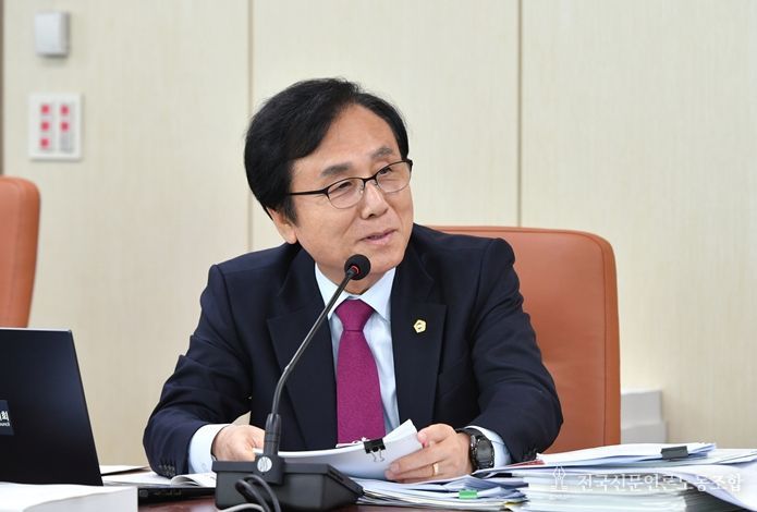 강석주 시의원이 보건복지위원회 회의에서 질의하고 있다.