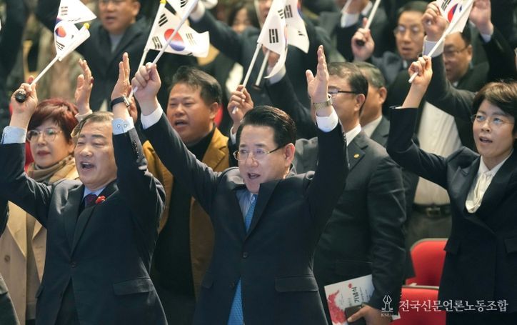 김영록 전라남도지사가 1일 전남도청 김대중강당에서 열린 ‘제106주년 3·1절 기념식’에서 참석자들과 만세 삼창을 하고 있다.