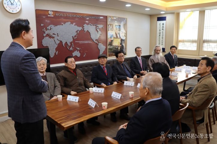 3월 6일(목) 오전 11시 정부파견 사범 14명이 국기원을 방문했다. 사진은 이동섭 국기원장이 인사말을 하고 있는 모습