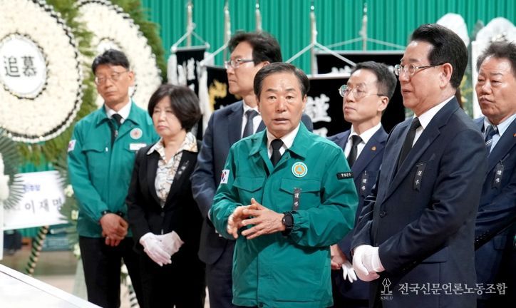 27일 경남 창녕군 창녕군민체육관에 마련된 ‘산청군 산불진화대 사고 희생자 합동분향소’를 찾은 김영록 전라남도지사(오른쪽)가 성낙인 창녕군수로부터 산불에 관한 설명을 듣고 있다.