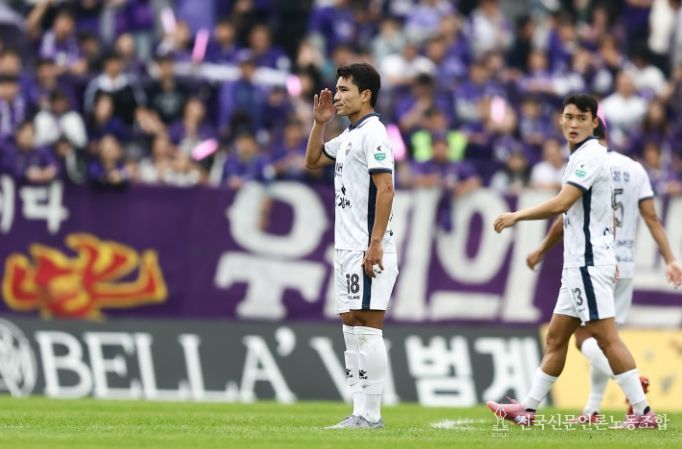 10월 18일 안양 원정에서 득점한 김천상무 원기종이 세리모니를 하고 있다