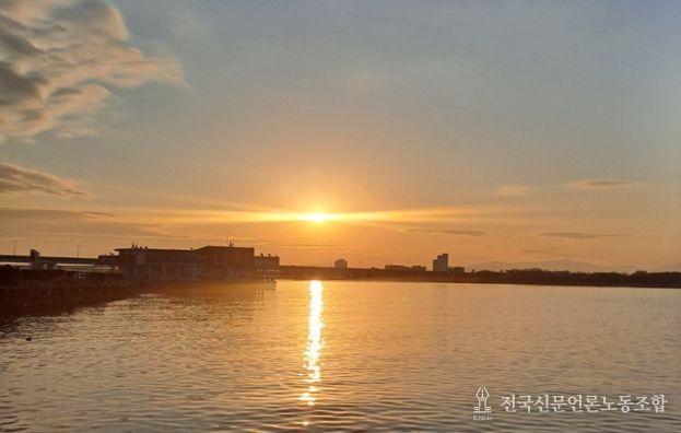 낙동강 생태탐방선에서 바라본 일몰