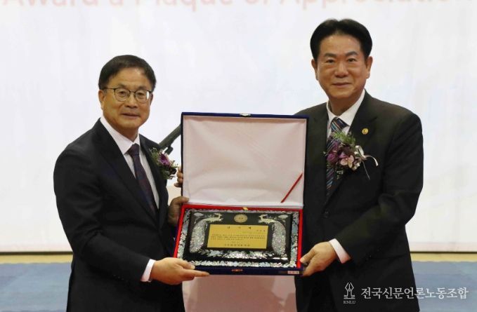 윤웅석 국기원장이 이동섭 전 국기원장에게 감사패를 전달하고 기념촬영을 하고 있다.