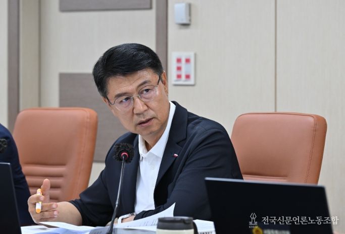 상임위원회 회의에서 발언하는 이봉준 의원