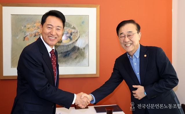 오세훈 서울시장이 13일 오후 김윤덕 국토부장관과 오찬에 앞서 인사를 나누고 있다.