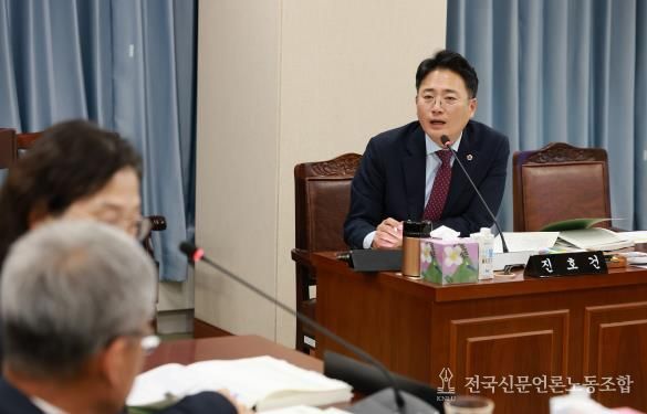 진호건 전남도의원이 농업기술원 김행란 원장에게 질의하고 있다.