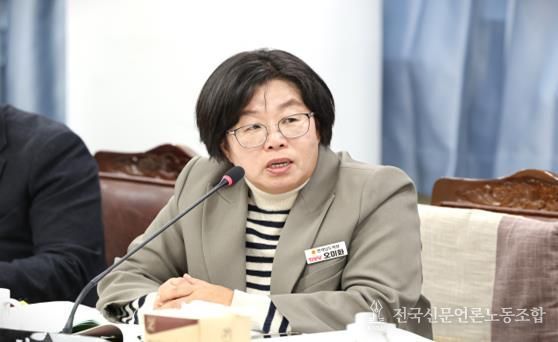 전라남도의회 제395회 제2차 정례회 2026년도 인구청년이민국 소관 예산안 심사(19일)에서 오미화 의원이 집행부를 향해 질의하고 있다.