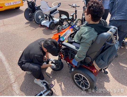 장애인보조기기 수리지원(전동휠체어 타이어 교체) 작업 장면