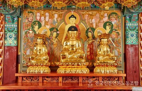 삼척 신흥사 석조석가여래삼존좌상