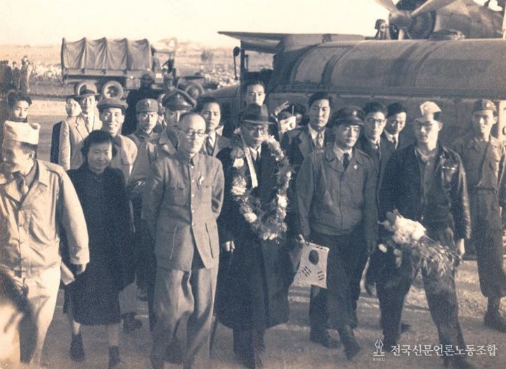 1945년 11월 5일 환국을 위해 충칭을 떠나 상하이에 도착한 김구주석과 환영 인파들