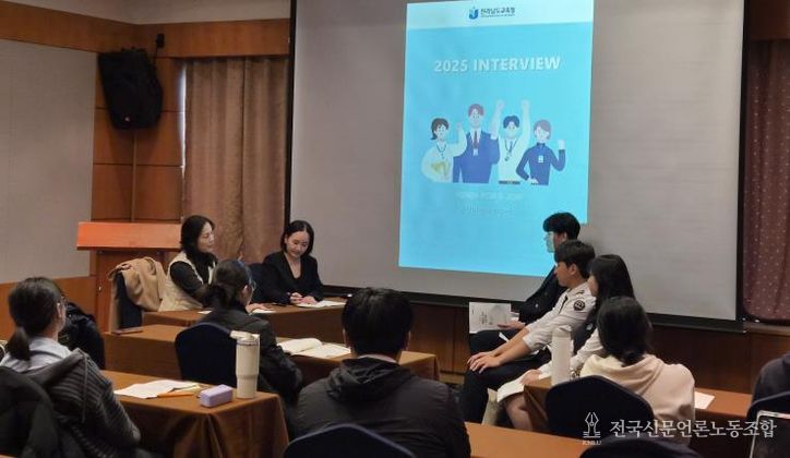 직업계고 면접캠프에 참여한 학생들이 모의면접을 보고 있다.