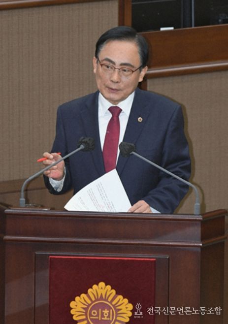 김형재 의원이 18일 열린 서울시의회 제333회 정례회 시정질문에서 정근식 서울시교육감을 상대로 질의를 하고 있다.