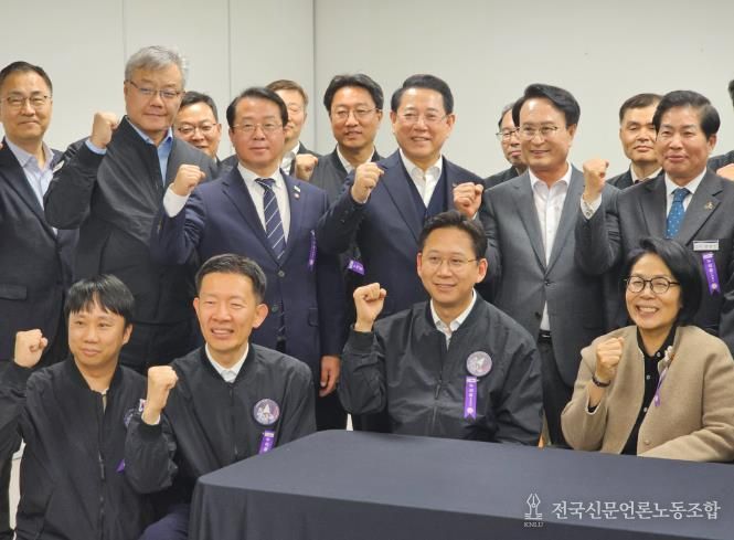 김영록 전라남도지사가 27일 새벽 고흥 나로우주센터에서 한국형발사체 ‘누리호’ 4차 발사 성공을 관계자들과 축하하고 있다.