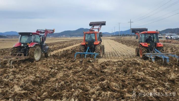 논 깊이갈이 사진