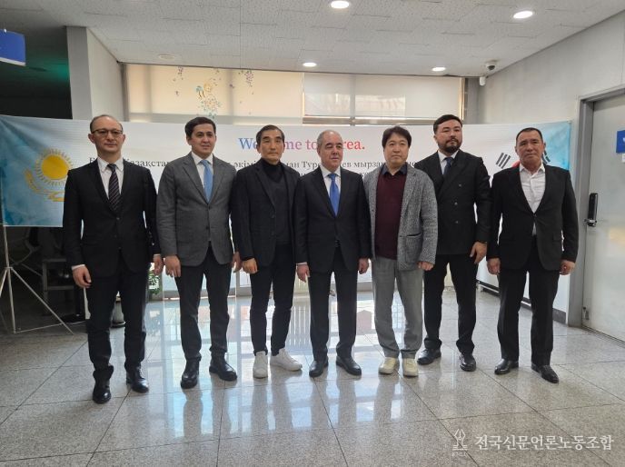 서카자흐스탄 나리만 트레칼리예프 주지사와 관계자 10명이 천안재활용선별장을 방문해 기념촬영을 하고 있다.