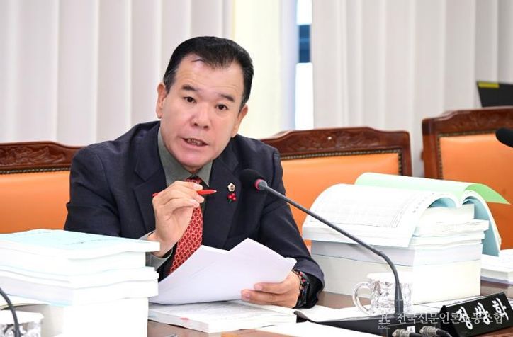 경상남도의회 정쌍학 의원, 고령운전자 사고 매년 2천 건인데... 예산 39% 삭감은 ‘안전 포기’