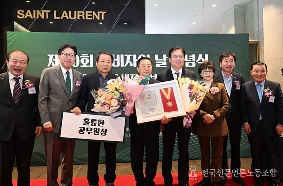 이승우 부산시의원, 부산 소비자정책 혁신 이끌었다 ! 제30회 소비자의 날 기념 ‘400만 소비자가 뽑은 훌륭한 공무원상’ 수상!!