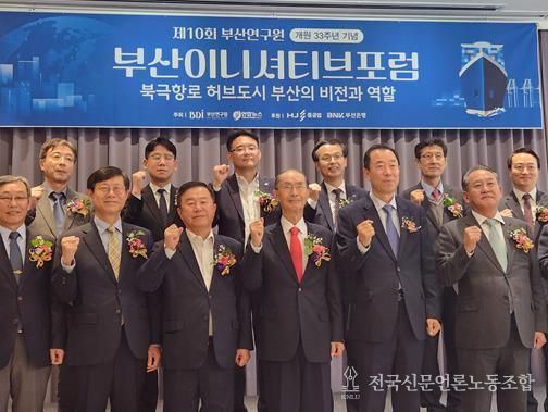 (아랫줄 왼쪽에서 세 번째 이승우의원)