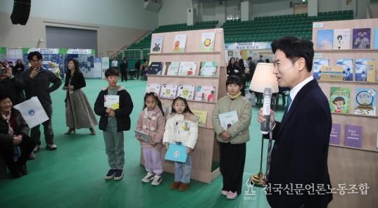 김대중 전라남도교육감이 ‘나도 작가 프로젝트’에 참여한 학생 작가들에게 격려의 말을 전하고 있다.