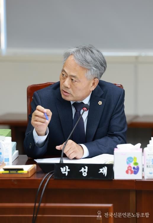 박성재 전남도의원이 행정부지사 윤진호 직무대리에게 질의하고 있다.