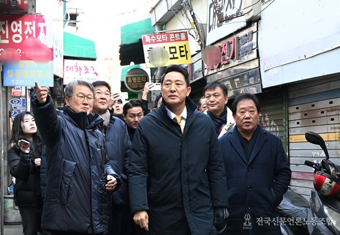 4일 오전 오세훈 시장이 세운2구역을 방문해 노후된 세운지구 현황을 살펴보고 있다.