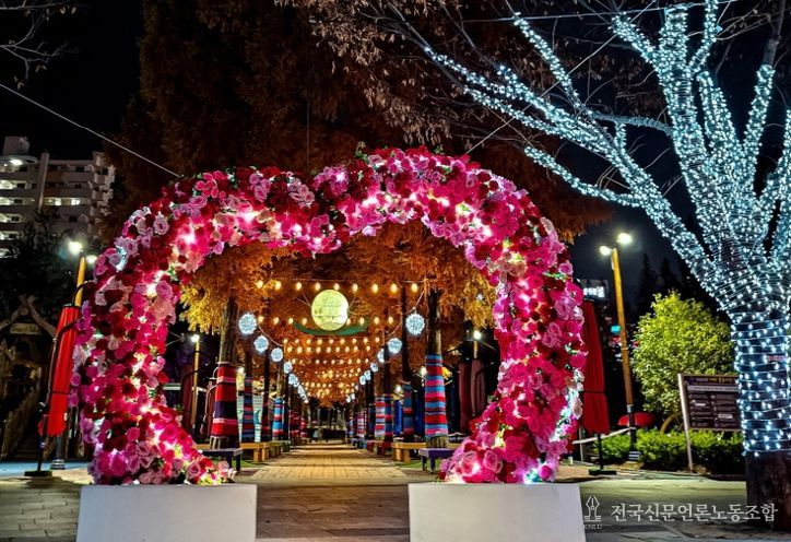 기장군이 정관 윗골공원에 빛 거리를 확대 조성했다