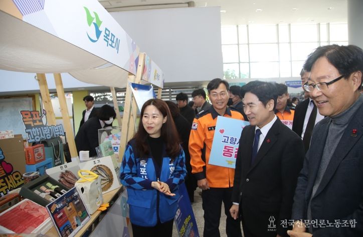 김대중 전라남도교육감과 관계자들이 5일 전남도청 1층 윤선도홀에서 열린 ‘2025년 제1회 전라남도 고향사랑 기부의 달’ 행사에 참석, 부스를 둘러보고 있다.