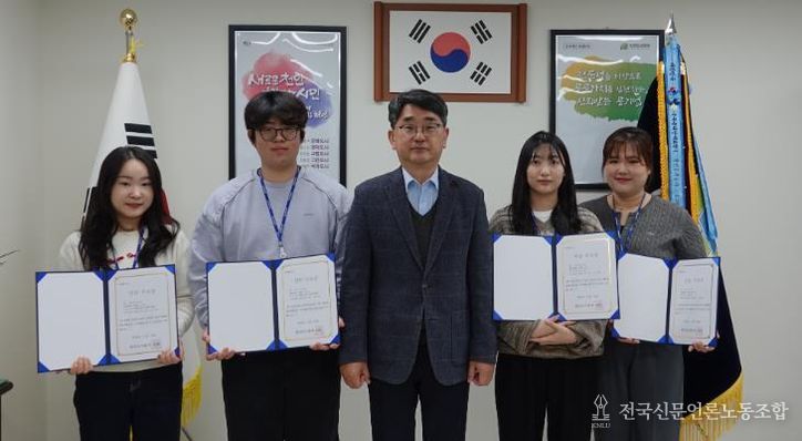 천안도시공사 1기 체험형 인턴이 활동을 마치고 수료증을 받고 있다.
