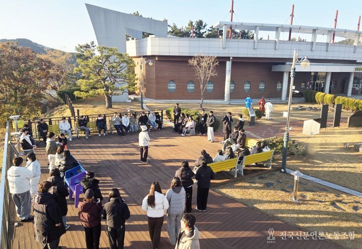 경상국립대학교(GNU) 교육혁신처 공동교육센터는 12월 5~6일 창원 이순신리더십국제센터에서 경남지역 13개 대학 재학생 65명이 참여한 가운데 ‘2025학년도 공동교육 프로그램’을 개최했다. 사진은 참여 학생들이 단체 기념촬영을 하는 모습.