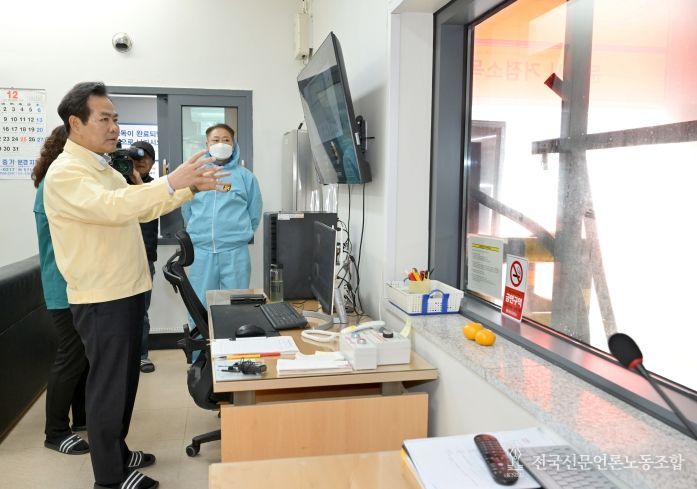 거점소독시설 방문해 축산차량 소독실태 확인 및 근무자 격려