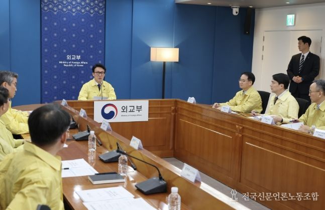 김민석 국무총리가 9일 세종대로 정부서울청사에서 열린 재외국민 보호 점검회의를 주재하고 있다.(국무조정실)