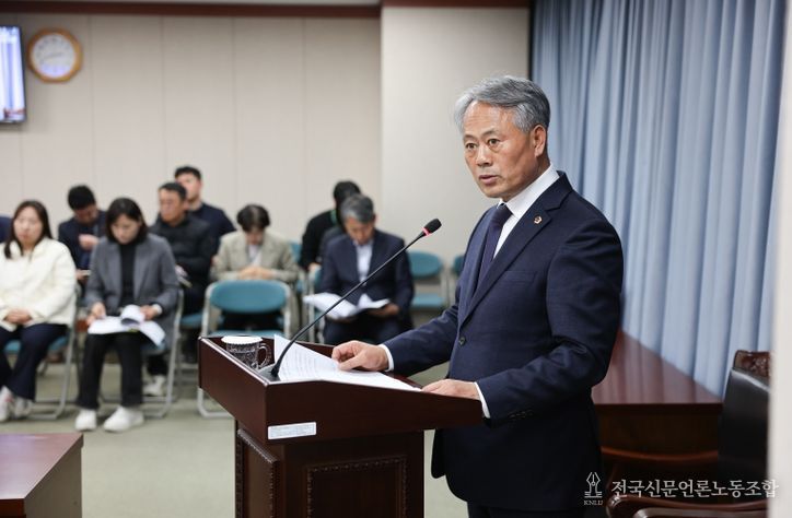 박성재 전남도의원이 농수산위원회 회의(9일)에서 제안설명을 하고 있다.