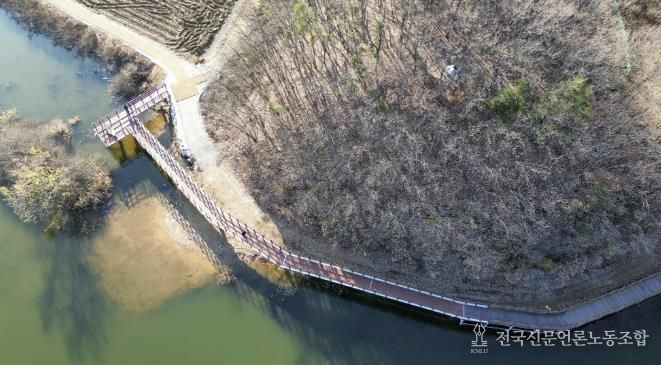용인특례시가 처인구 이동읍에 있는 이동저수지 둘레길 단절 구간 연결공사를 마무리했다.