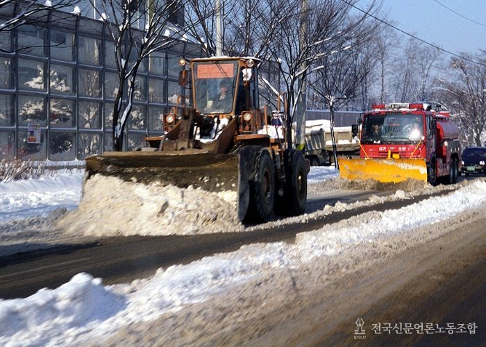 참고사진: 도로 제설 모습