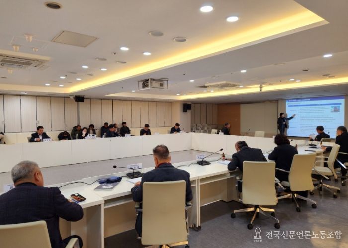 김영문 문화경제부시장이 15일 오전 시청 중회의실에서 열린 복합쇼핑몰 상권영향평가 연구용역 최종 보고회에 참석해 연구용역 결과를 청취하고 있다. /광주광역시 제공