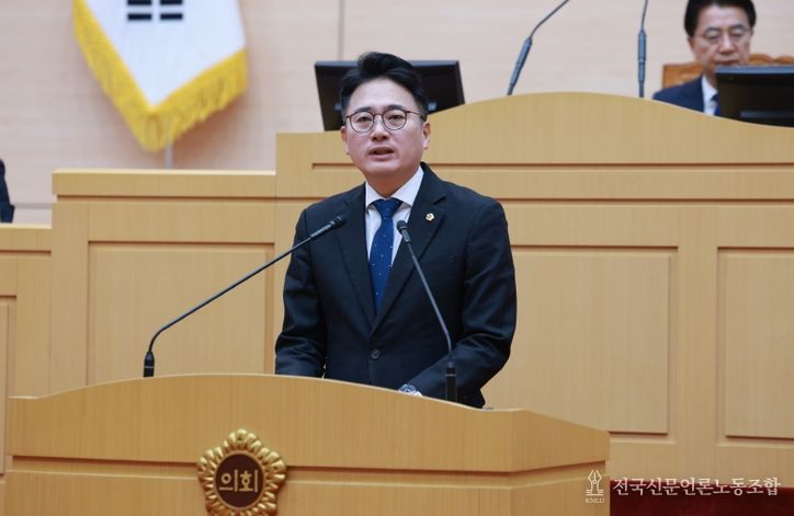 진호건 전남도의원이 본회의장에서 5분자유발언을 하고 있다.