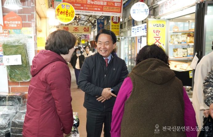 서대문구 천연동에 소재한 독립문영천시장이 최근 중소벤처기업부가 주관한 ‘문화관광형시장 육성사업’ 공모에서 선정됐다. 사진은 이성헌 구청장이 이곳 시장을 찾아 상인들과 대화하는 모습.