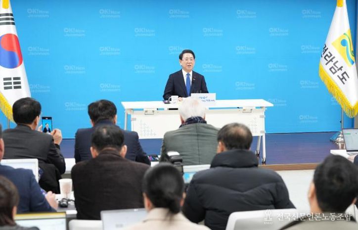 김영록 전남도지사 광주·전남 행정통합 관련 기자간담회 - 김영록 전라남도지사가 13일 도청 브리핑룸에서 광주·전남 행정통합 관련 기자간담회를 열고 추진 경과 및 앞으로의 일정에 대한 발표를 하고 있다.