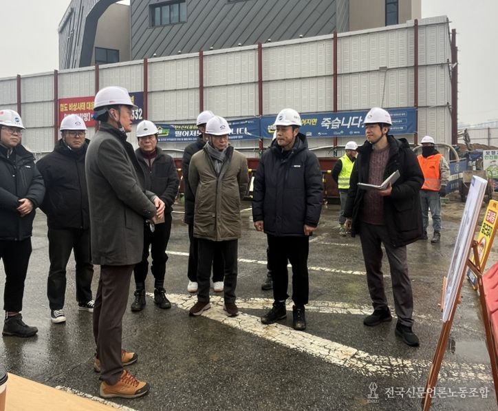 이경열 천안시 도시주택국장이 15일 천안역세권 혁신지구 재생사업 등 도시재생 주요 사업장을 점검하고 있다.
