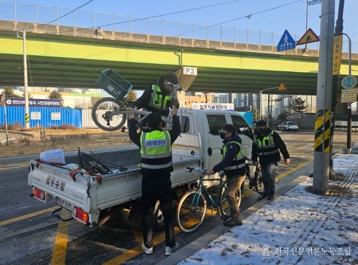 1. 천안시 서북구가 불법 적치물에 대해 단속하고 있다.