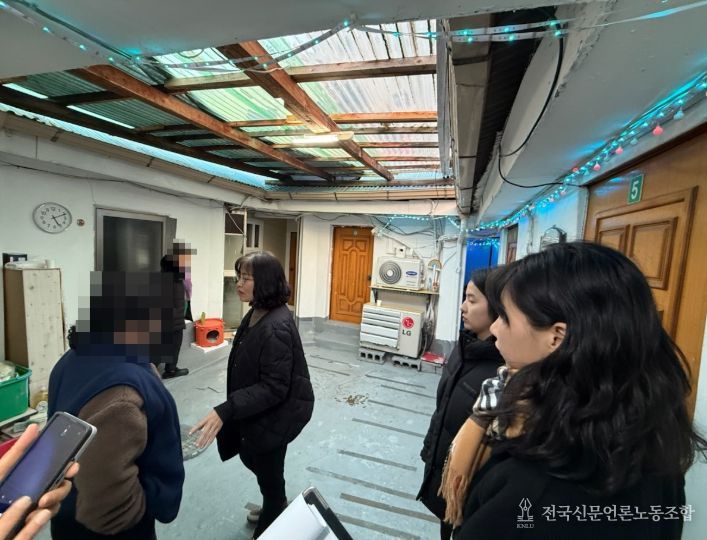 1. 천안시 동남구가 동남경찰서와 함께 천안역 일대에서 합동점검을 진행하고 있다.