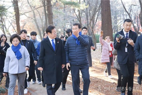 탄핵 표결을 앞두고 국회 경내를 돌아보는 이재명 당대표, 신정훈 위원장