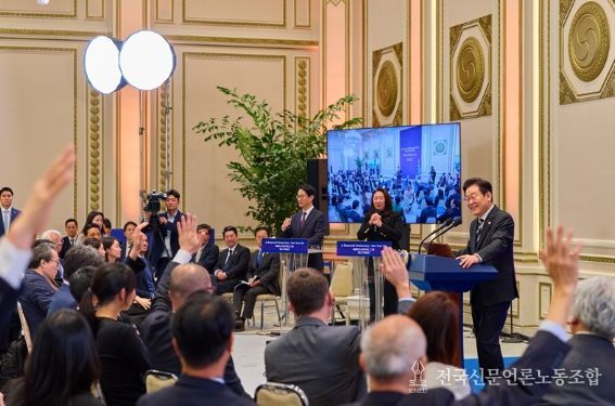 이재명 대통령이 지난해 12월 3일 청와대 영빈관에서 열린 '새롭게 선 민주주의, 그 1년' 외신 기자회견에서 취재진의 질문을 받고 있다. (대통령실 제공)