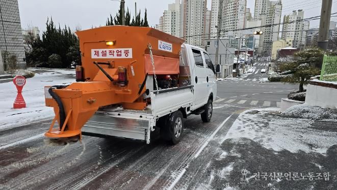 서산시 19일 도로 제설 작업을 추진했다.