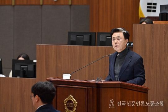 본회의 참석한 김태흠 충남도지사