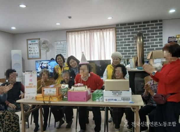 영인면 행복키움추진단 ‘찾아가는 생신잔치’ 기념 촬영 모습