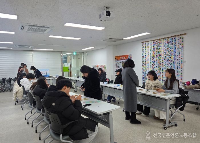 광명시 광명5동 청소년지도협의회는 26일 광명5동 행정복지센터에서 관내 청소년 20여 명과 함께 ‘손뜨개 카드지갑 만들기’ 체험 행사를 마쳤다.