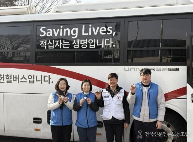 아산시청 헌혈차량 앞 행사 관계자 단체 촬영