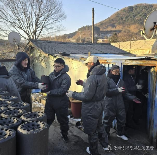 수기사 기갑수색대대, 가평 조종면에 연탄 1,004장 전달
