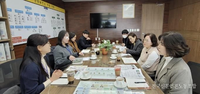 정영란 단원보건소장(오른쪽 첫번째)이 27일 단원보건소에서 안산의료복지사회적협동조합과 ‘새해 첫 업무 네트워크 구축 회의’를 진행하고 있다.